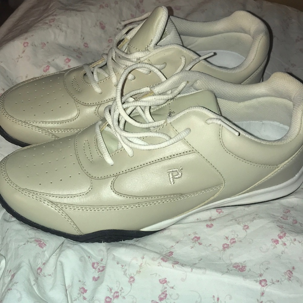 Vintage leather propet sneakers